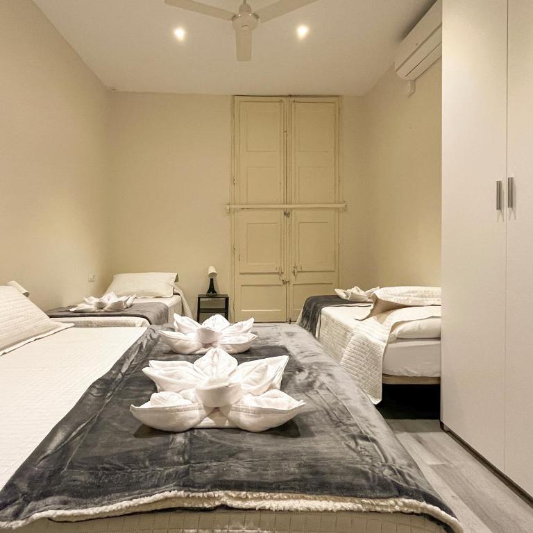 Barcelona City Ramblas - Quadruple Room with Shared Bathroom - 7