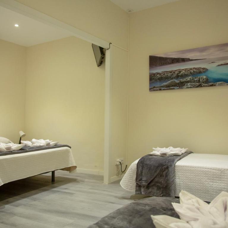 Barcelona City Ramblas - Quadruple Room with Shared Bathroom - 8
