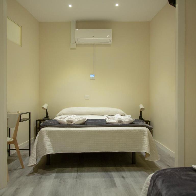 Barcelona City Ramblas - Quadruple Room with Shared Bathroom - 9