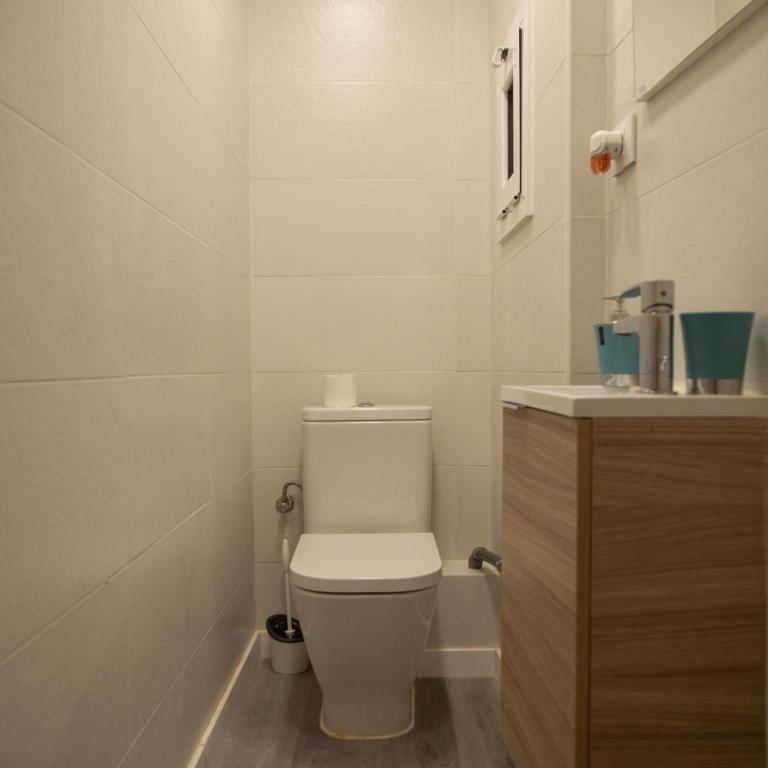 Barcelona City Ramblas - Double Room with Shared Bathroom - 8