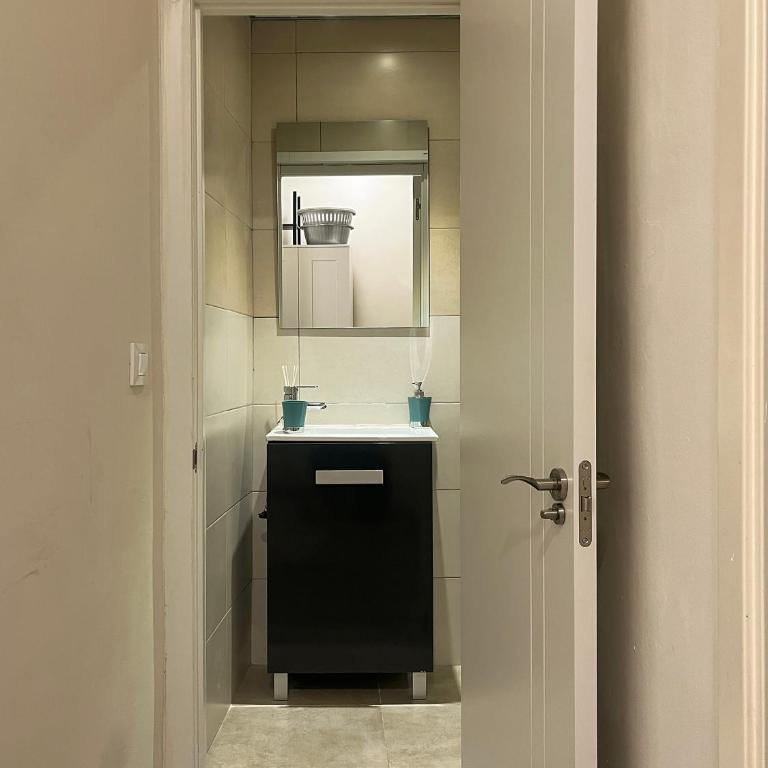 Barcelona City Ramblas - Double Room with Shared Bathroom - 9