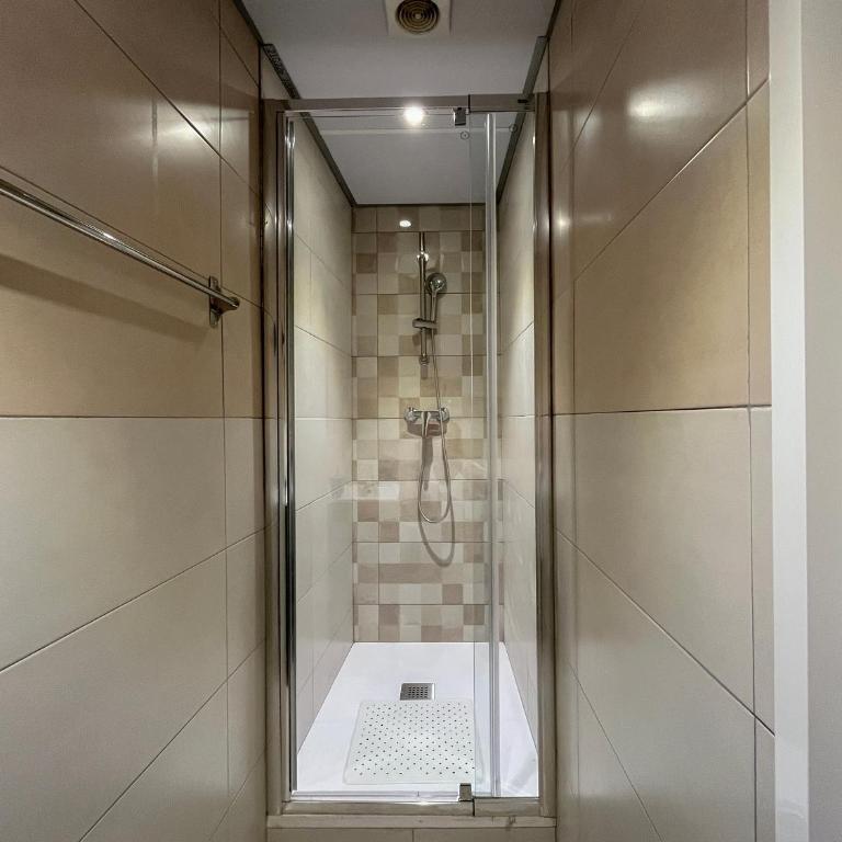 Barcelona City Ramblas - Double Room with Shared Bathroom - 10