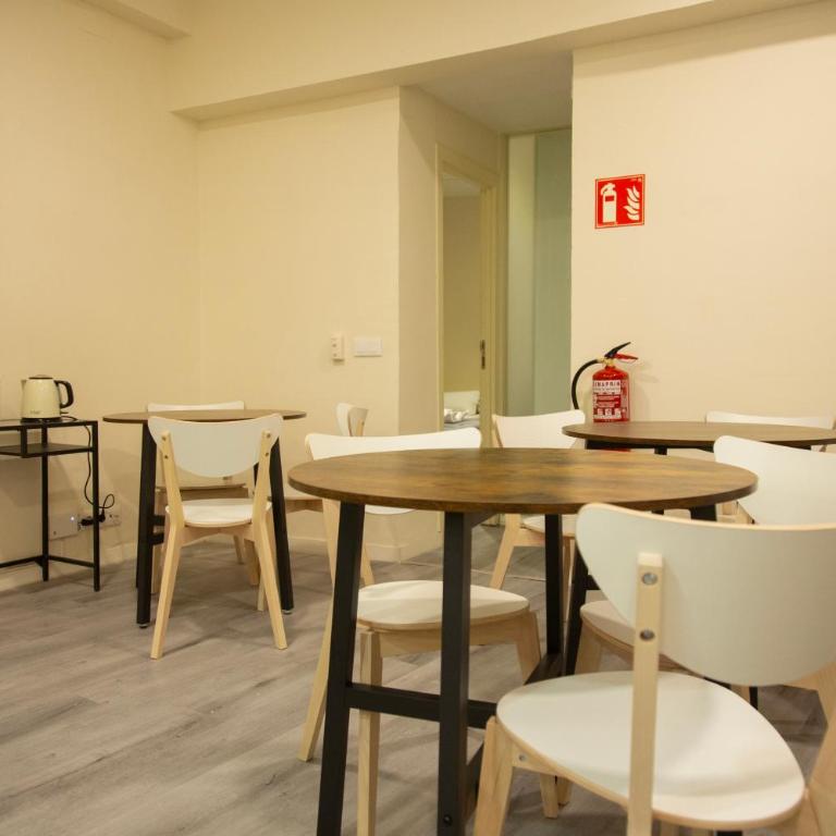 Barcelona City Ramblas - Double Room with Shared Bathroom - 16