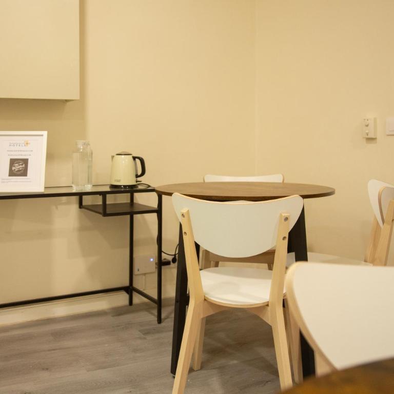 Barcelona City Ramblas - Double Room with Shared Bathroom - 17