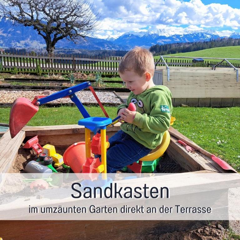 Ferienhof Eger - entspannter Urlaub mit Baby & Kleinkind - wahlweise top modern oder günstige Fewos - ruhig am Ende der Straße - Kälbchen füttern - Traktor fahren - Freie Fahrt mit den Hörnerbahnen in Sommersaison - E-Ladestation - E-bike Verleih ab Hof - Apartment mit Balkon - 18