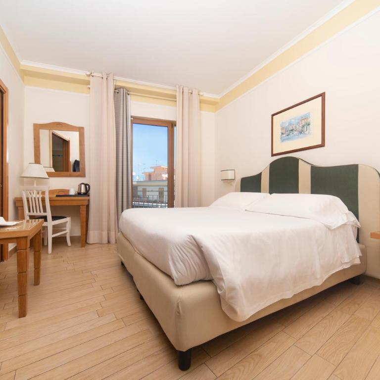 Hotel Tourist - Camera Matrimoniale Classic con Balcone - 18