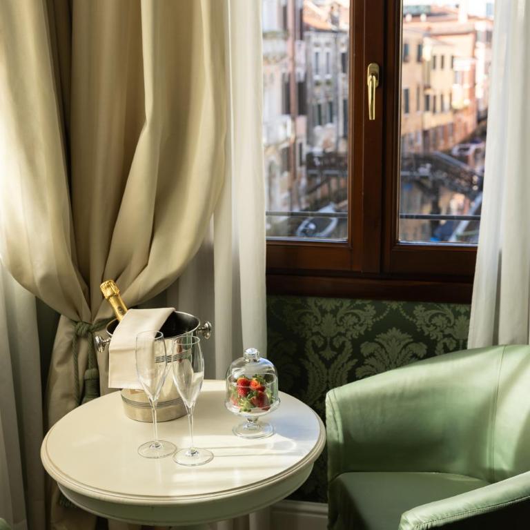 Maison Venezia | UNA Esperienze - Camera Matrimoniale Premium con Vista Canale - 7