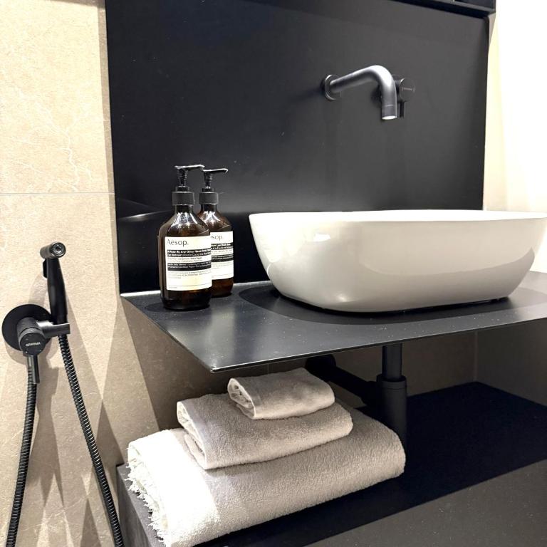 Four Rooms Catania - Double Room with Private Bathroom - 6
