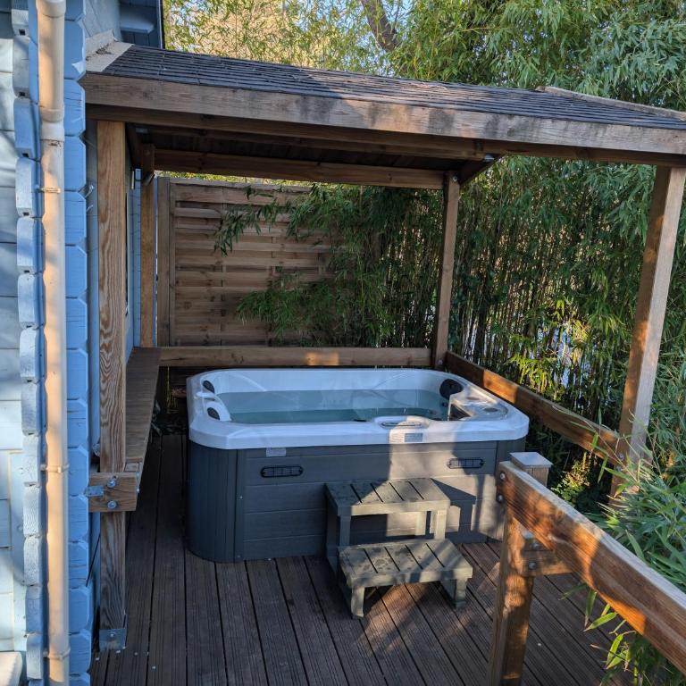 Le Chalet Bleu - jacuzzi - One-Bedroom Apartment - 25