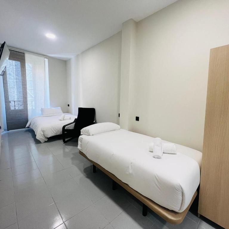 Montera Center Madrid - Triple Room with Private Bathroom - 5