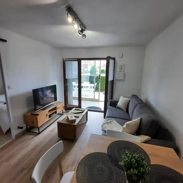 Appartement en rez-de jardin à 50m de la mer! - One-Bedroom Apartment - 13