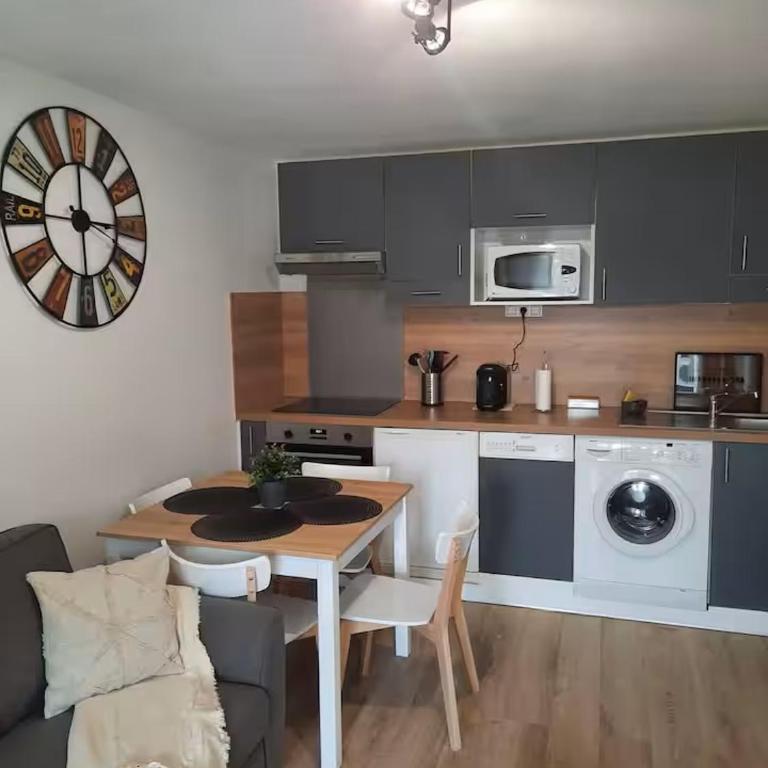 Appartement en rez-de jardin à 50m de la mer! - One-Bedroom Apartment - 19