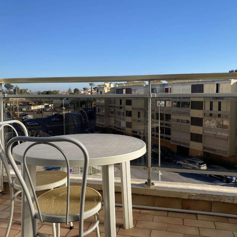 T1 avec terrasse, parking & climatisation à Balaruc-les-Bains - FR-1-553-283 - Apartment - 2