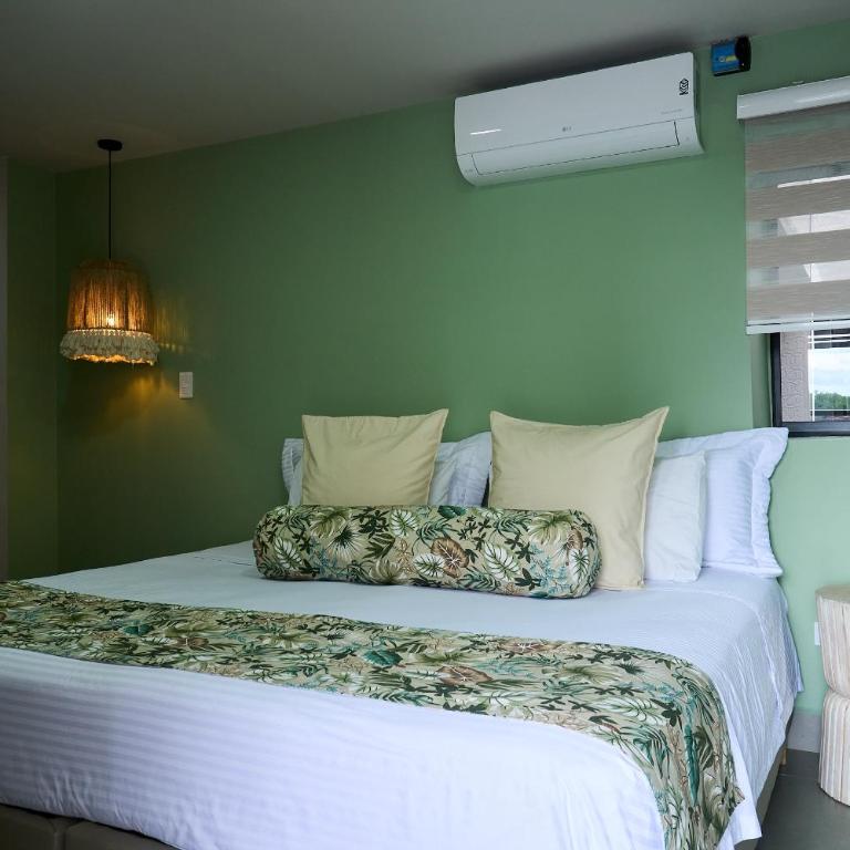 Kamaleb Farallones Hotel - Habitación con cama extragrande y balcón - 5
