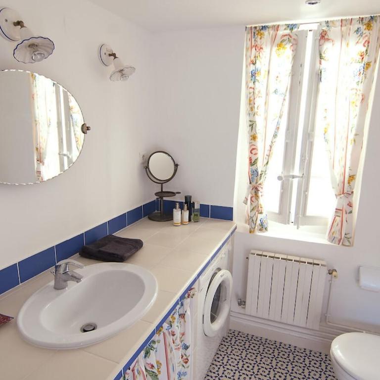 Provençal charm Comfortable Vacation Home - Three-Bedroom Vacation Home - 4