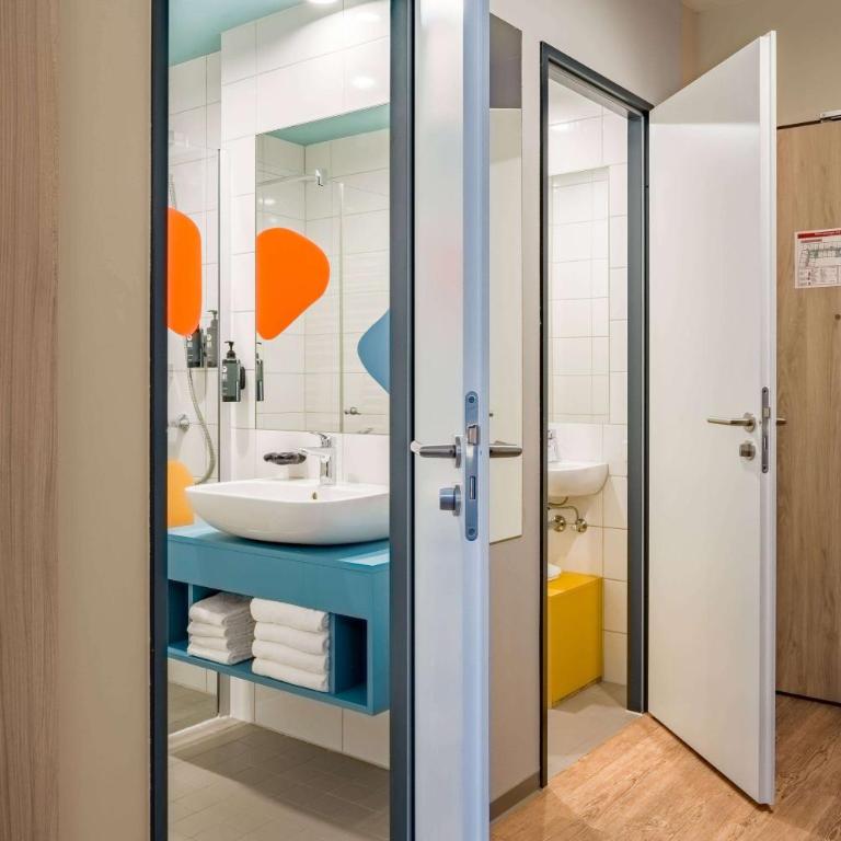 Ramada Encore by Wyndham Munich Messe - Deluxe Zimmer mit 4 Einzelbetten - 6