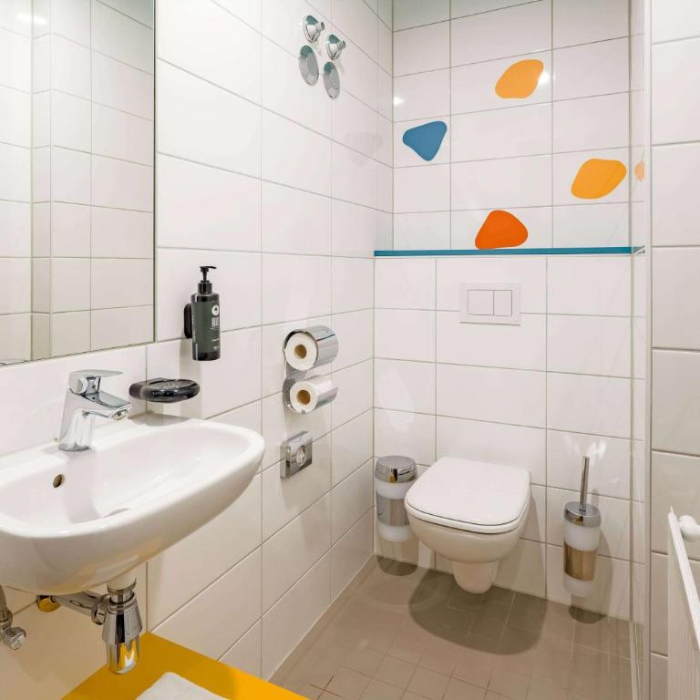 Ramada Encore by Wyndham Munich Messe - Deluxe Dreibettzimmer mit 3 Einzelbetten - 7