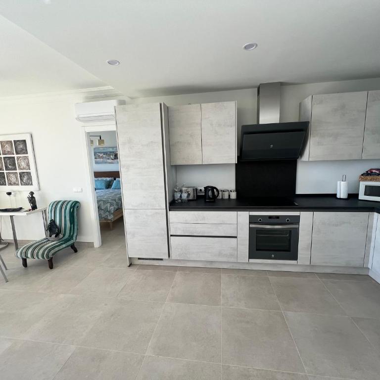 Estepona Beach Front Apartment with Stunning Sea Views - Two-Bedroom Apartment - 28