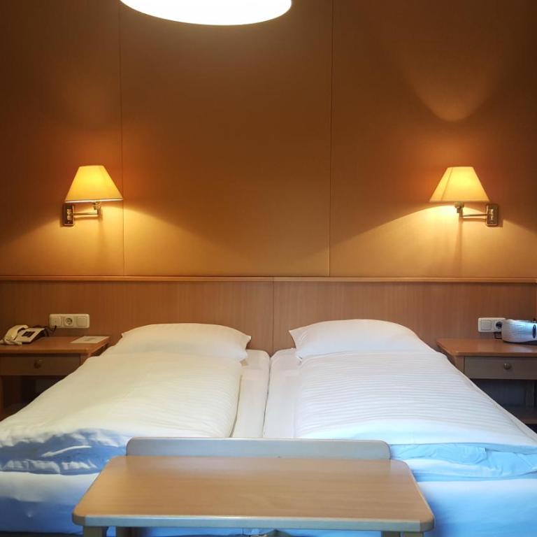 Hotel Hohenstauffen - Doppelzimmer mit Gartenblick - Nebengebäude - 4