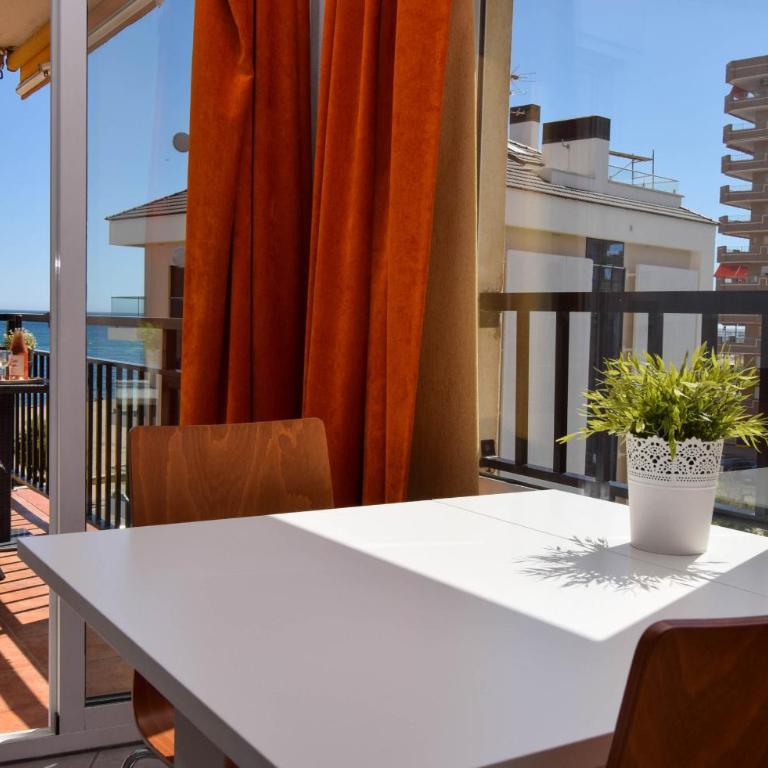 Ref 228 Apartamento de 1 dormitorio con vistas al mar en primera línea de playa en Los Boliches - Apartamento de 1 dormitorio - Frente al océano - 4