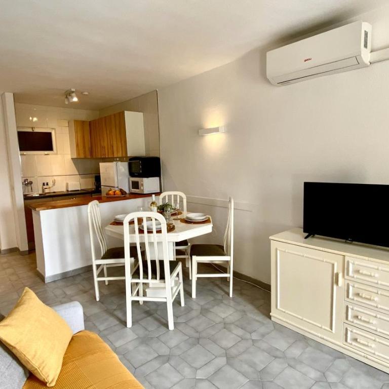 Costa Breeze Apartment - Jupiter - One-Bedroom Apartment with Sea View and Balcony - 20