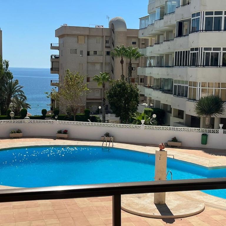 Apartamento en Arenales del Sol con terraza y vistas al mar - Three-Bedroom Apartment - 2