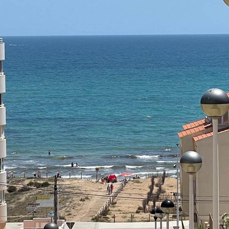 Apartamento en Arenales del Sol con terraza y vistas al mar - Three-Bedroom Apartment - 3