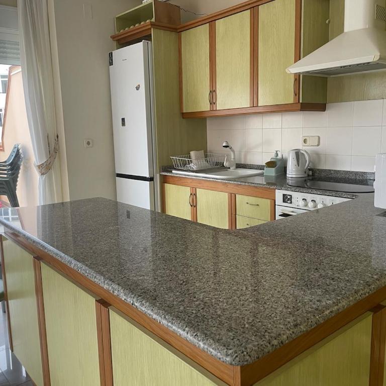Apartamento en Arenales del Sol con terraza y vistas al mar - Three-Bedroom Apartment - 4
