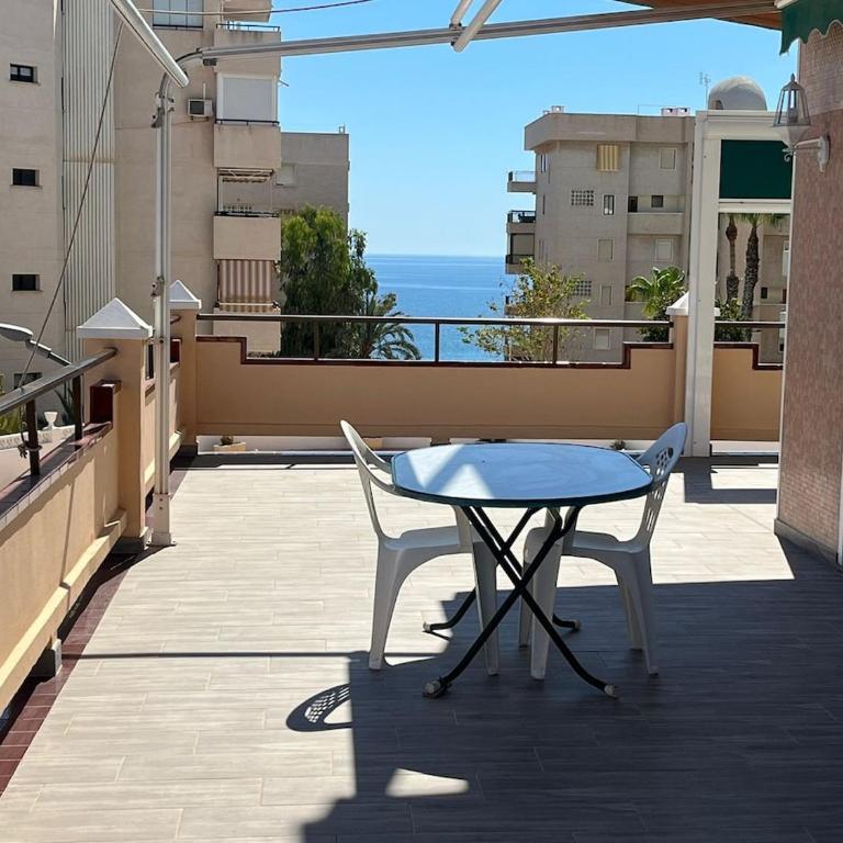 Apartamento en Arenales del Sol con terraza y vistas al mar - Three-Bedroom Apartment - 5