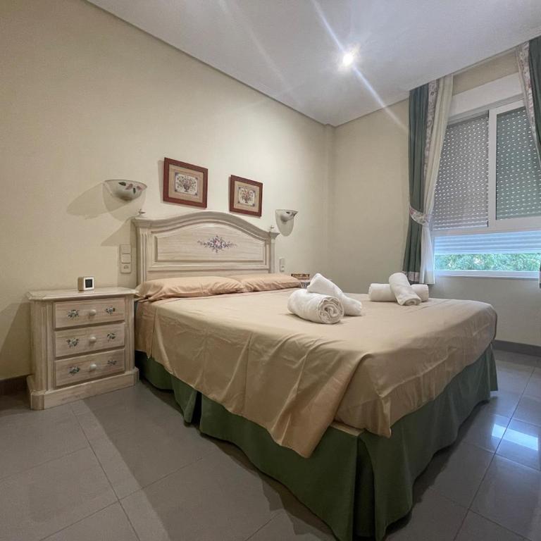 Apartamento en Arenales del Sol con terraza y vistas al mar - Three-Bedroom Apartment - 7