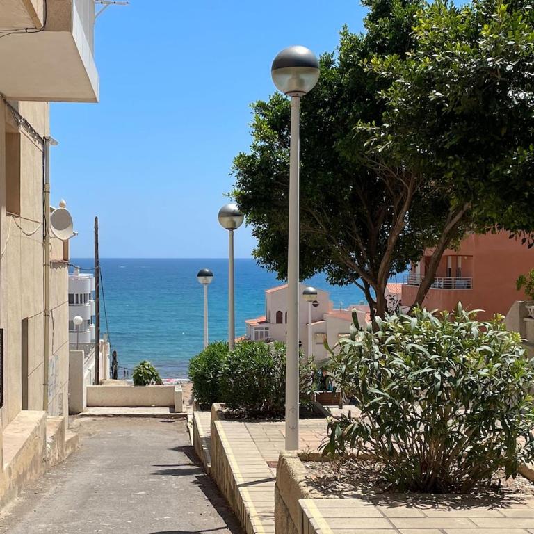 Apartamento en Arenales del Sol con terraza y vistas al mar - Three-Bedroom Apartment - 8