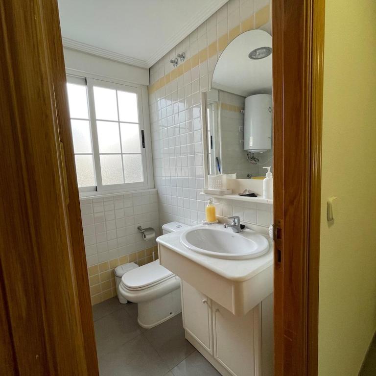 Apartamento en Arenales del Sol con terraza y vistas al mar - Three-Bedroom Apartment - 10