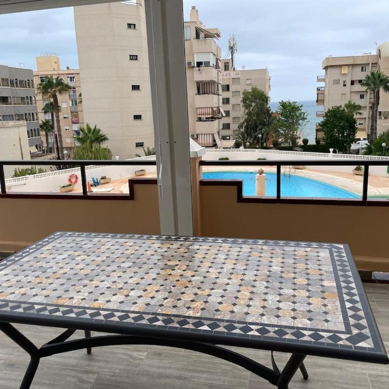 Apartamento en Arenales del Sol con terraza y vistas al mar - Three-Bedroom Apartment - 11