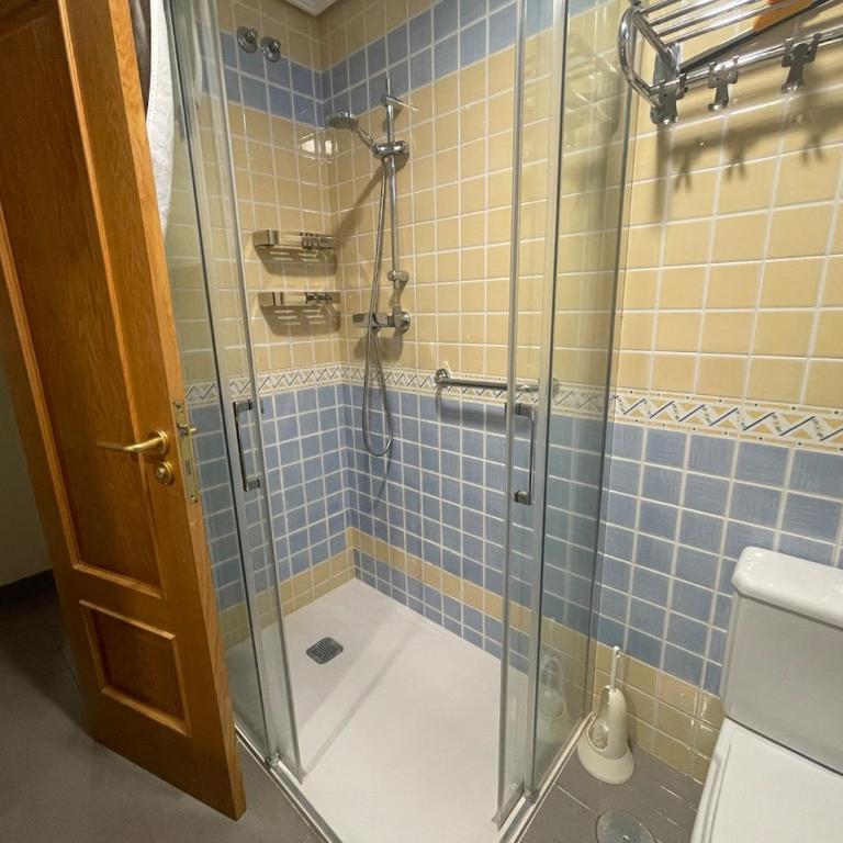 Apartamento en Arenales del Sol con terraza y vistas al mar - Three-Bedroom Apartment - 13