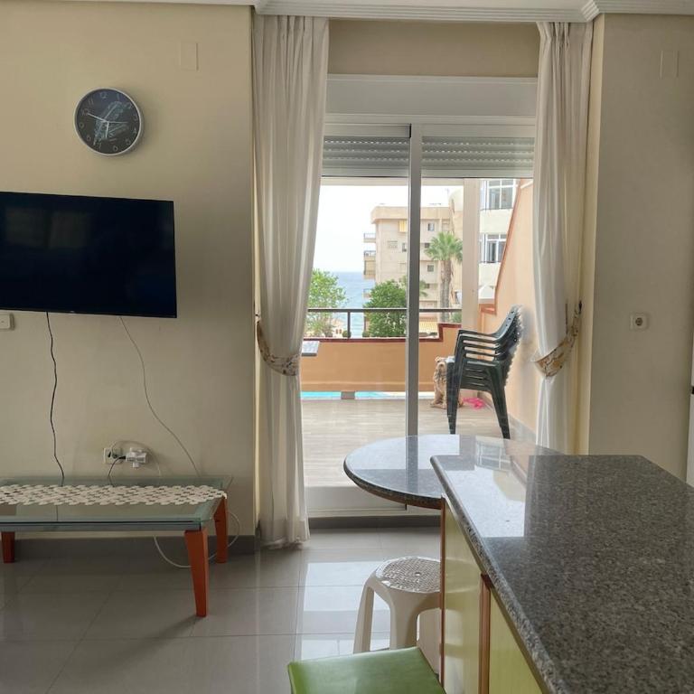 Apartamento en Arenales del Sol con terraza y vistas al mar - Three-Bedroom Apartment - 14