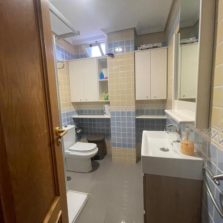 Apartamento en Arenales del Sol con terraza y vistas al mar - Three-Bedroom Apartment - 16