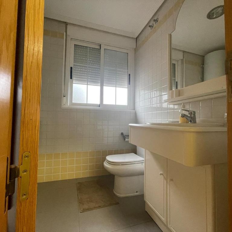 Apartamento en Arenales del Sol con terraza y vistas al mar - Three-Bedroom Apartment - 17