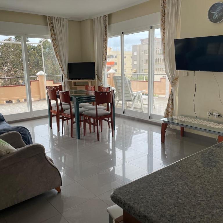 Apartamento en Arenales del Sol con terraza y vistas al mar - Three-Bedroom Apartment - 18