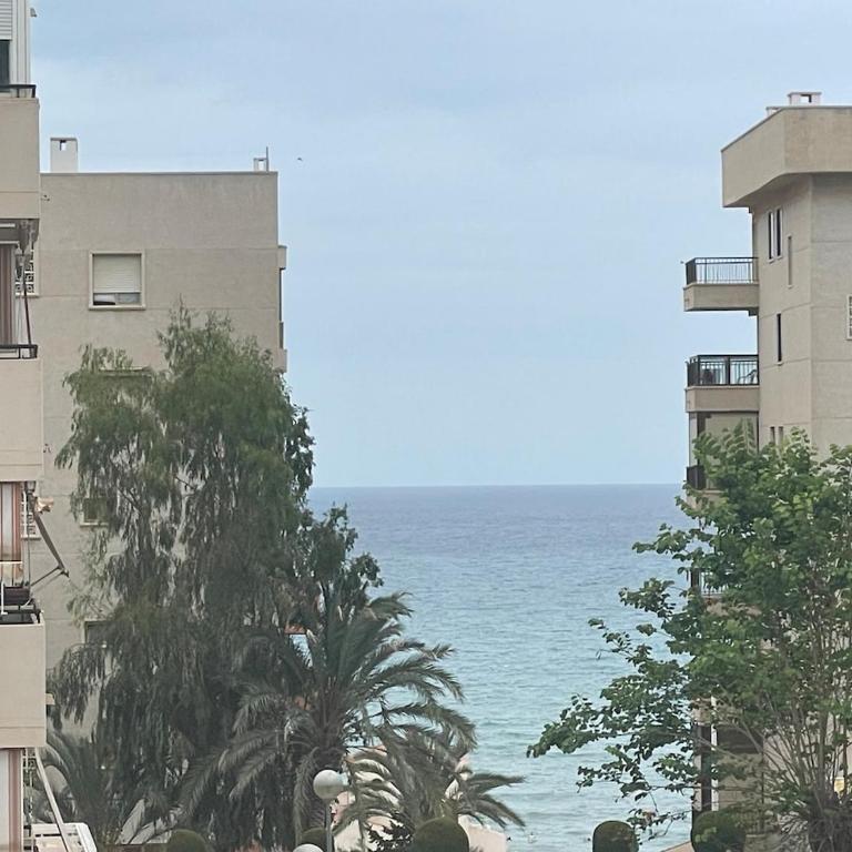 Apartamento en Arenales del Sol con terraza y vistas al mar - Three-Bedroom Apartment - 19