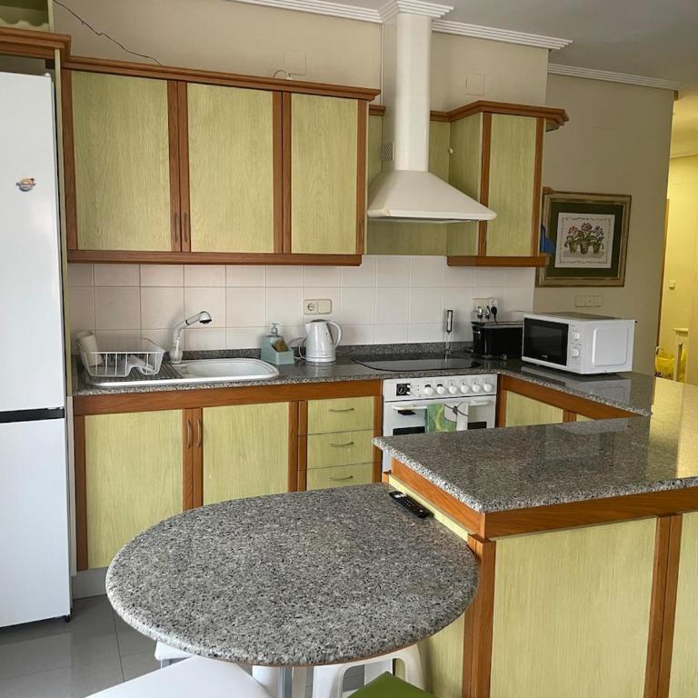 Apartamento en Arenales del Sol con terraza y vistas al mar - Three-Bedroom Apartment - 20