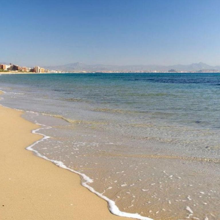 Apartamento en Arenales del Sol con terraza y vistas al mar - Three-Bedroom Apartment - 21