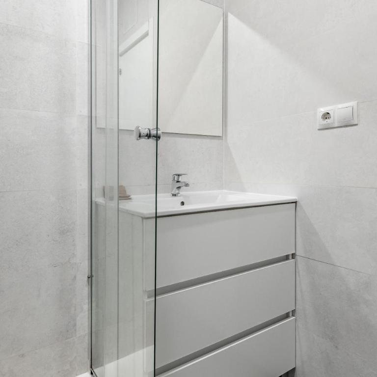 Gran Vía Madrid - En el Centro de Madrid - Three-Bedroom Apartment - 12