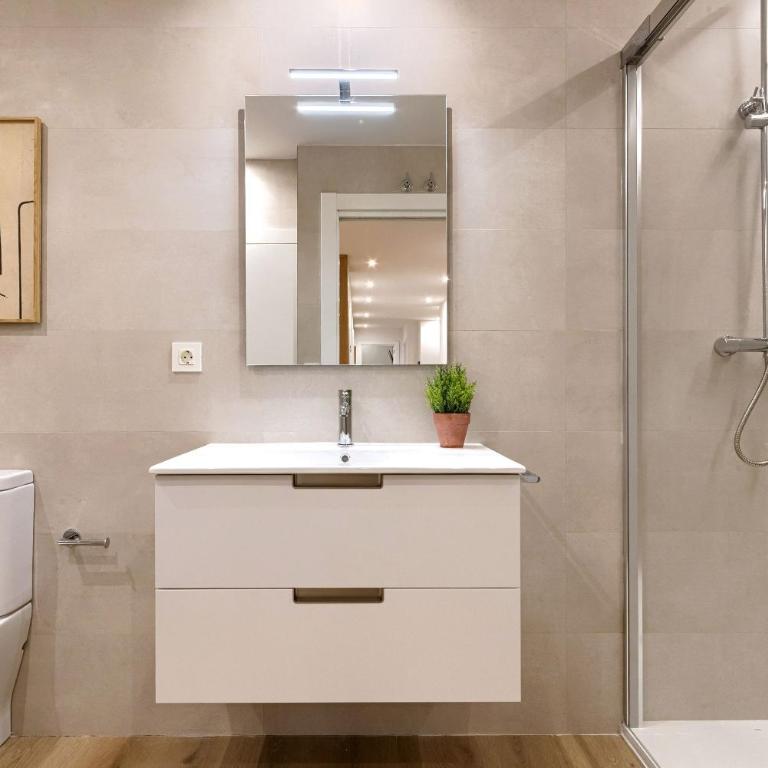 Estilo y Comodidad junto al Hospital y Central Bus - Three-Bedroom Apartment - 7