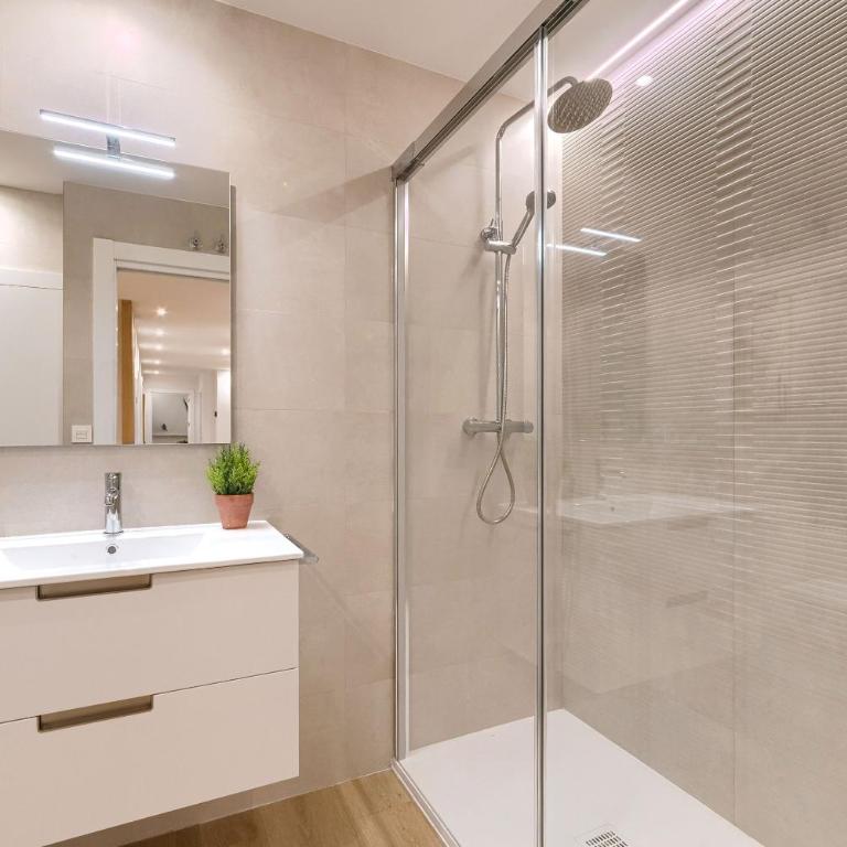 Estilo y Comodidad junto al Hospital y Central Bus - Three-Bedroom Apartment - 8