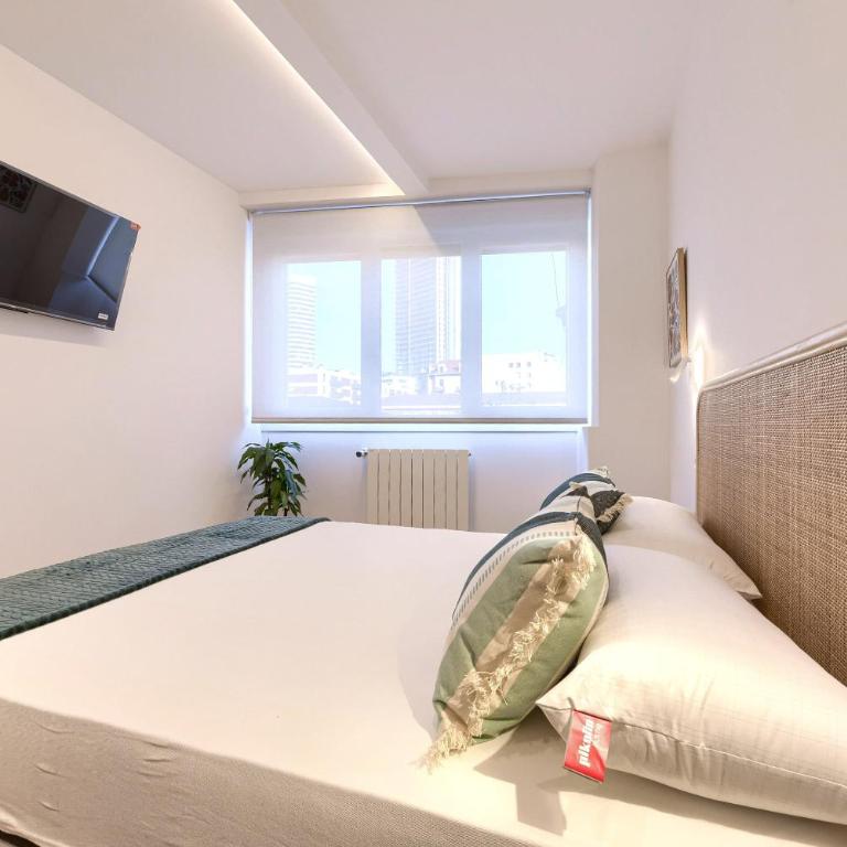 Estilo y Comodidad junto al Hospital y Central Bus - Three-Bedroom Apartment - 11