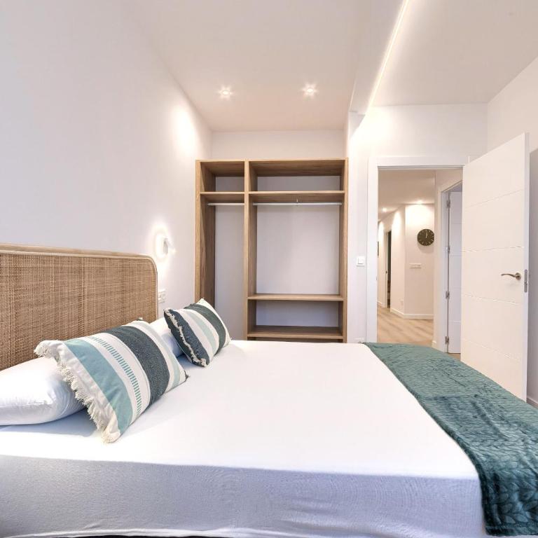 Estilo y Comodidad junto al Hospital y Central Bus - Three-Bedroom Apartment - 10