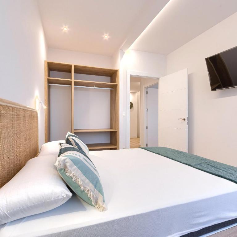 Estilo y Comodidad junto al Hospital y Central Bus - Three-Bedroom Apartment - 6