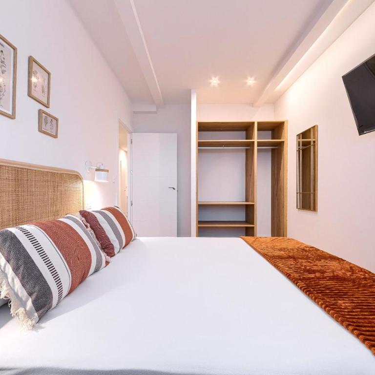 Estilo y Comodidad junto al Hospital y Central Bus - Three-Bedroom Apartment - 20