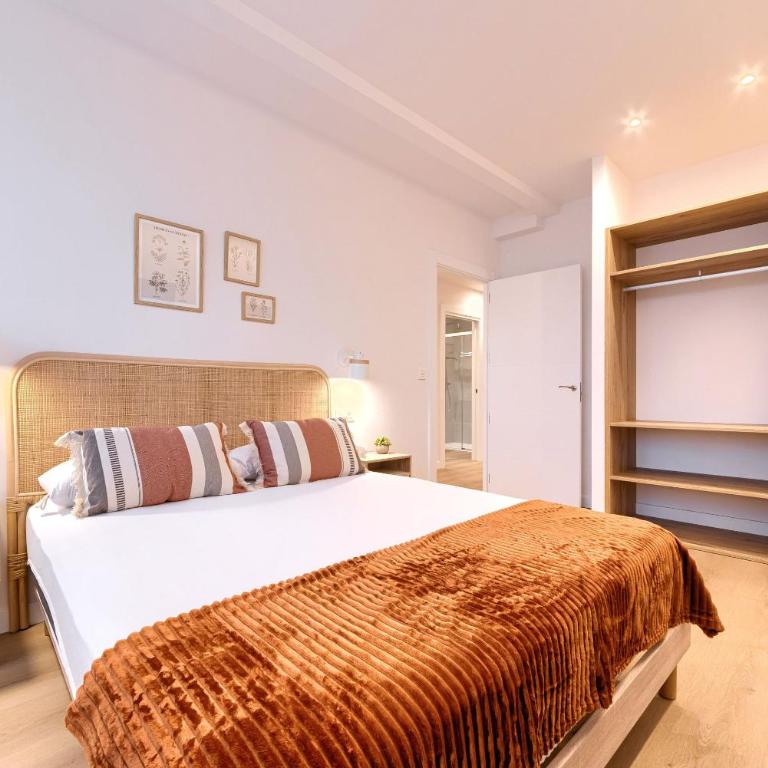 Estilo y Comodidad junto al Hospital y Central Bus - Three-Bedroom Apartment - 2