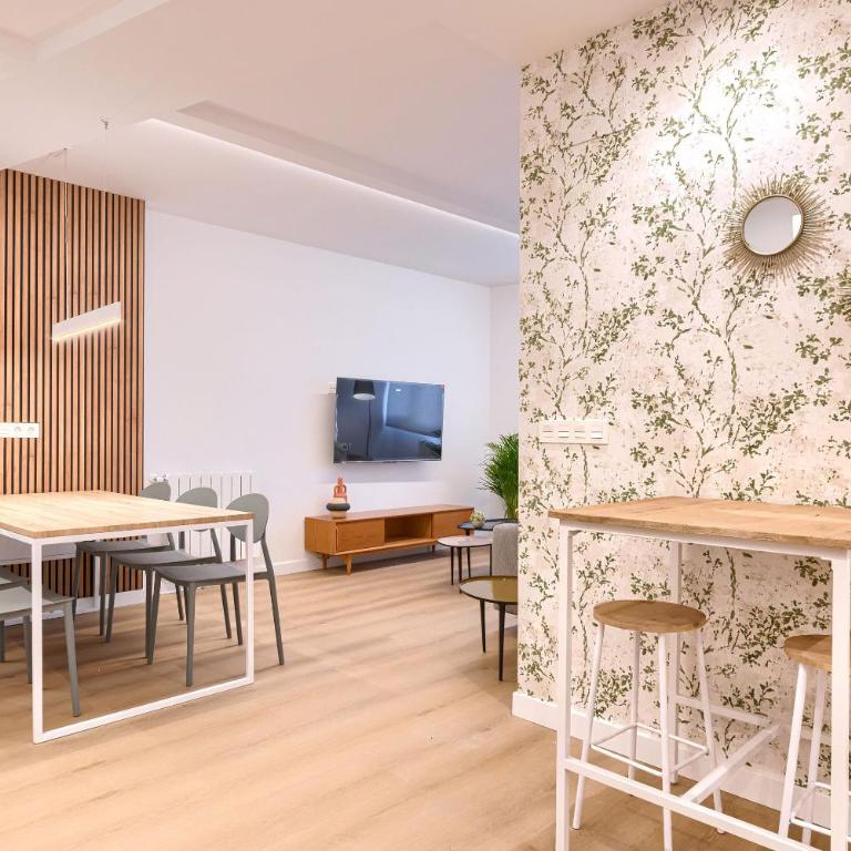 Estilo y Comodidad junto al Hospital y Central Bus - Three-Bedroom Apartment - 31